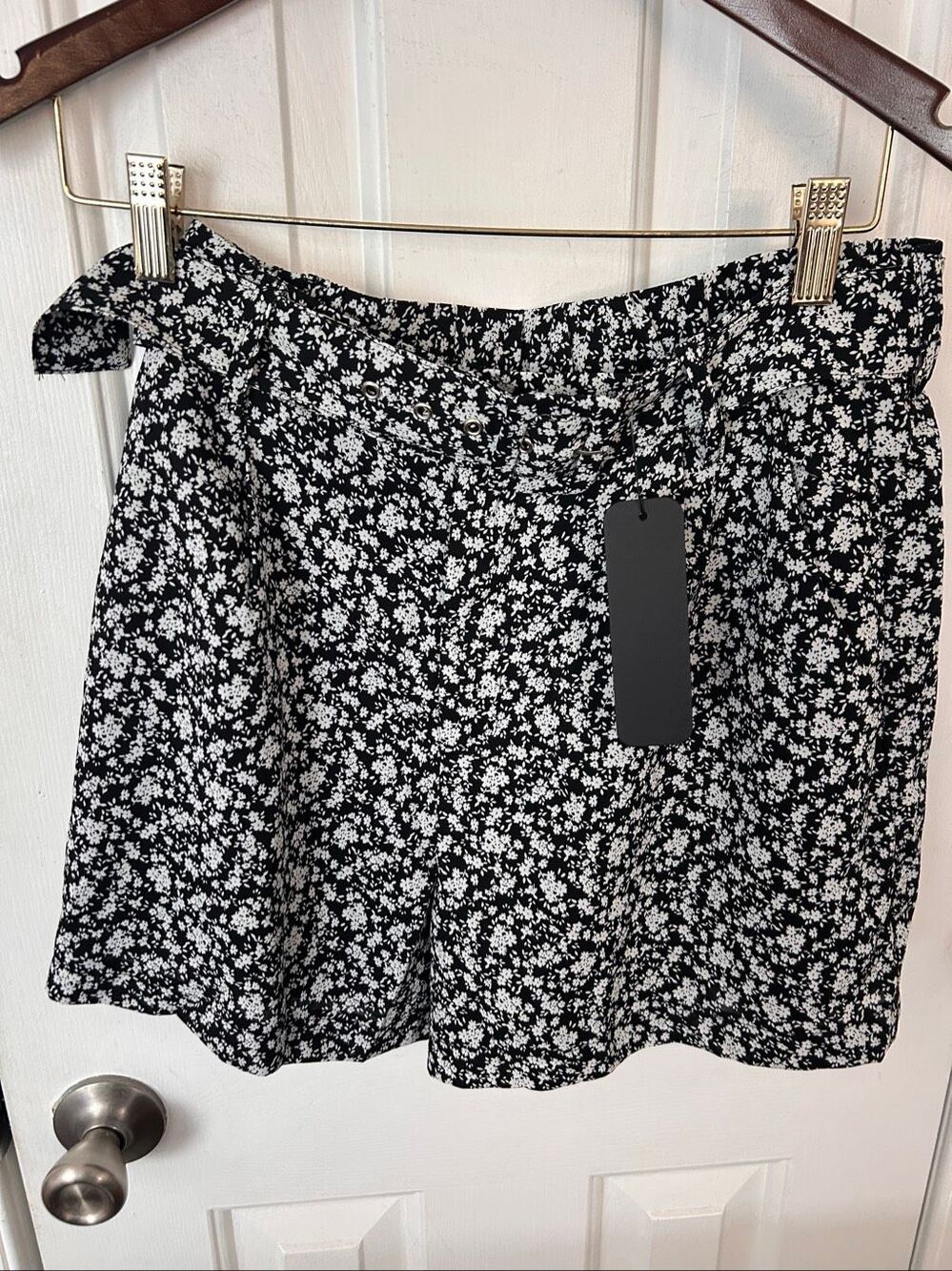 Vici women’s floaty shorts flowery black and white with the belt size medium new